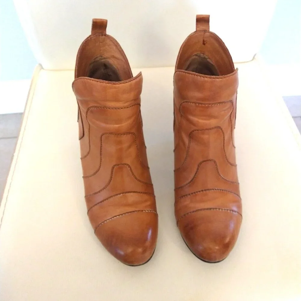 Chocolat Blu "Dahl" - Genuine Leather Ankle Booties, 8.5 - Picture 4 of 8